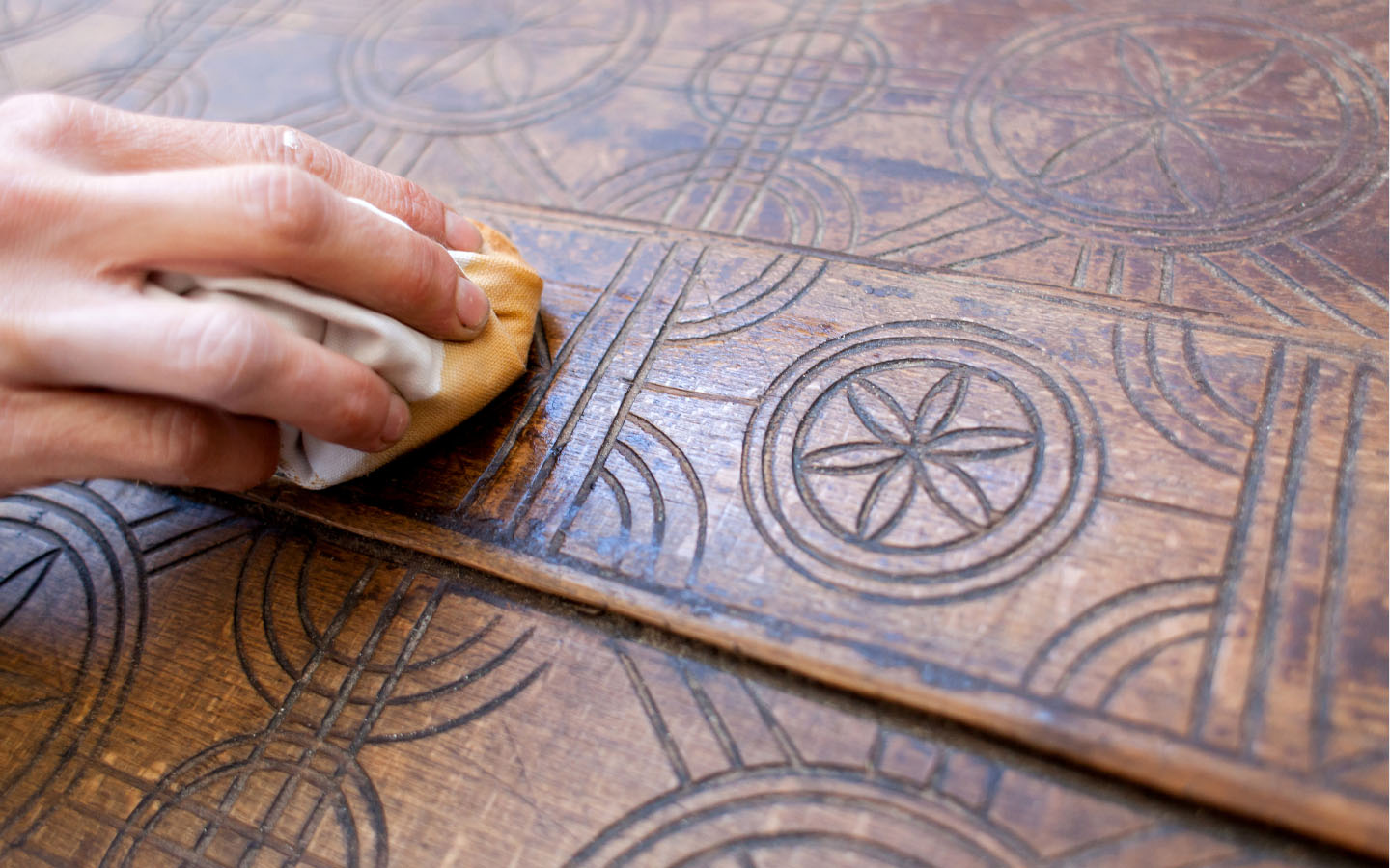 Best DIY Ways to Polish Wood | Zameen Blog