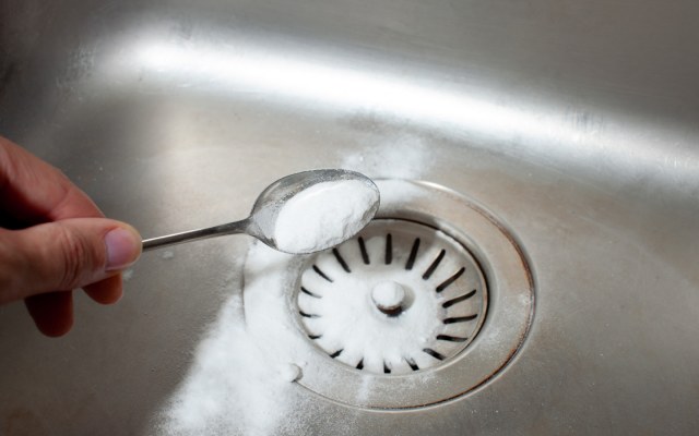 DIY Hacks to Unclog a Kitchen Sink | Zameen Blog