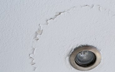 How to Fix Cracks in the Ceiling | Zameen Blog